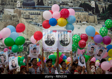 La striscia di Gaza, la Palestina. Xvi Dec, 2018. I palestinesi sono visti tenendo cartelloni con foto durante il rally. Palestinesi prendere parte in un rally segnando il trentunesimo anniversario di Hamas, fondatori di Gaza City. Credito: SOPA Immagini limitata/Alamy Live News Foto Stock