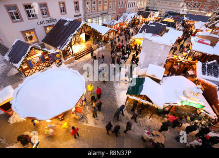 Annaberg Buchholz, Germania. Xiv Dic, 2018. A merry-go-round accende il Annaberger mercatino di Natale. Il mercato grande piramide città dice, minerario e la storia di Natale. Sul mercato vi è un autentico Erzgebirge arte del legno in design tradizionale e moderno. Incenso, candele, profumi di Natale, piegatura Annaberger stelle, più di 80 bancarelle decorate come pure a pressione atmosferica l Avvento e il Natale in musica forniscono atmosfera. Credito: Jan Woitas/dpa-Zentralbild/dpa/Alamy Live News Foto Stock