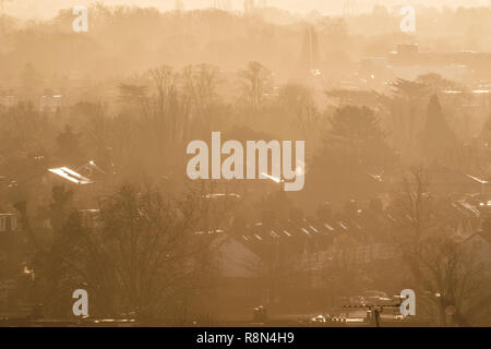 Londra, Regno Unito. Xvii Dec, 2018. Wimbledon immerso nella luce del sole invernale in un freddo mattino luminoso Credit: amer ghazzal/Alamy Live News Foto Stock