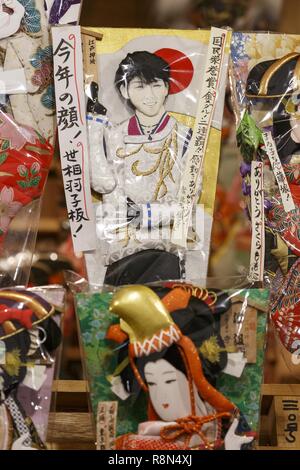 Tokyo, Giappone. Xvii Dec, 2018. Un Hagoita (Battledore) decorata con la faccia del giapponese figura skater Yuzuru Hanyu sul display durante la fiera Hagoita-Ichi presso il tempio Sensoji di Asakusa. La manifestazione annuale vende decorate battledores per dei portafortuna e scopi ornamentali e corre per tre giorni presso il Tempio di Sensoji. Credito: Rodrigo Reyes Marin/ZUMA filo/Alamy Live News Foto Stock