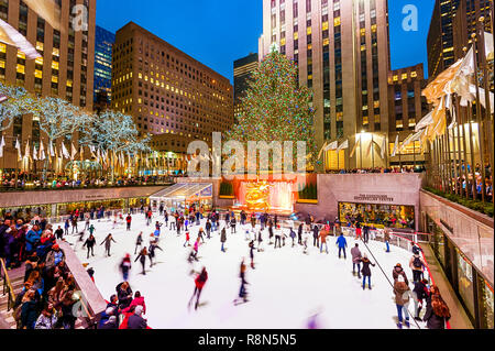Natale a New York Rockefeller Plaza Pista di Pattinaggio su ghiaccio albero di Natale Foto Stock