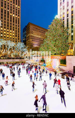 Natale a New York Rockefeller Plaza Pista di Pattinaggio su ghiaccio albero di Natale Foto Stock