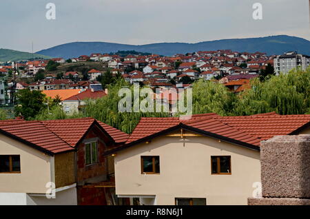 Un quartiere residenziale di contemporanee case macedoni in città Delchevo tra Maleshevo e Osogovo montagne, Macedonia, Europa Foto Stock