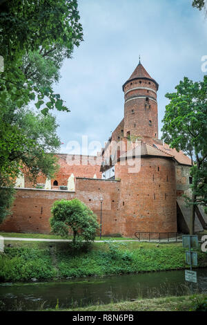 Il castello di Ordensburg in Olsztyn, Polonia. Vista dal fiume Lyna. Foto Stock