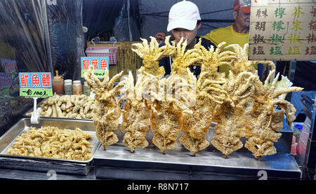 Taipei, Taiwan - Dic. 8,2018 freschi calamari fritti al famoso mercato notturno in Taiwan. Foto Stock