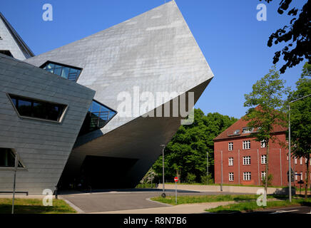 Ingresso dell'edificio centrale di Leuphana University, Libeskind-Bau, Lueneburg, Lüneburg, Bassa Sassonia, Germania, Europa Foto Stock