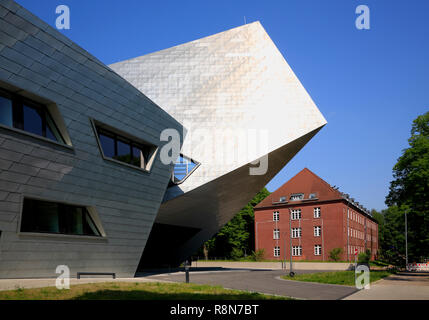 Ingresso dell'edificio centrale di Leuphana University, Libeskind-Bau, Lueneburg, Lüneburg, Bassa Sassonia, Germania, Europa Foto Stock