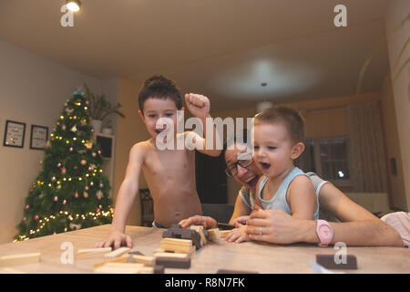 Gioco con i bambini nel gioco di bordo. Foto Stock