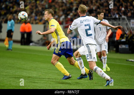 Solna, Svezia - 20 novembre 2018. In Russia la squadra nazionale defender Vladislav Ignatyev e Svezia la squadra nazionale centrocampista Viktor Claesson durante UEFA Na Foto Stock