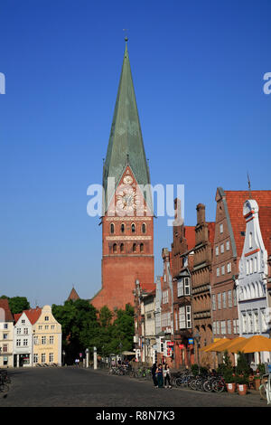 Piazza Am Sande, case antiche e Johannis Chiesa, Lüneburg, Lueneburg, Bassa Sassonia, Germania, Europa Foto Stock