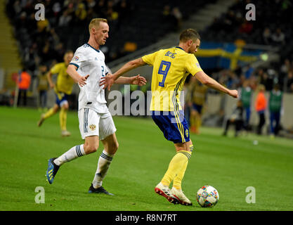Solna, Svezia - 20 novembre 2018. In Russia la squadra nazionale defender Vladislav Ignatyev e Svezia la squadra nazionale scontrino Marcus Berg durante UEFA Nazioni L Foto Stock