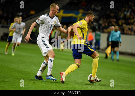 Solna, Svezia - 20 novembre 2018. In Russia la squadra nazionale defender Vladislav Ignatyev e Svezia la squadra nazionale scontrino Marcus Berg durante UEFA Nazioni L Foto Stock