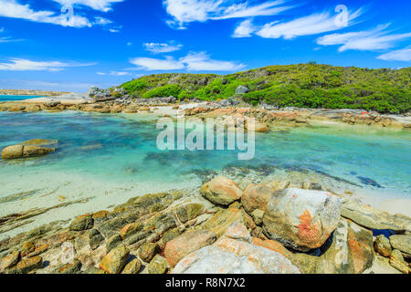 Scenic Madfish isola ha il miglior William Bay rock pools. William Bay NP, Regione di Albany, Western Australia. Giornata soleggiata con cielo blu. Popolare destinazione estiva in Australia. Foto Stock