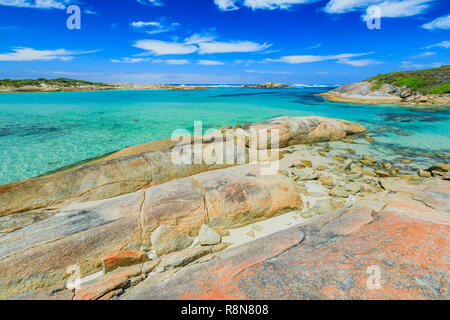 William Bay NP, la Danimarca e la Regione di Albany, Western Australia. In acque protette di Madfish baia circondata da formazioni rocciose. Corsa popolare destinazione estiva in Australia. Foto Stock