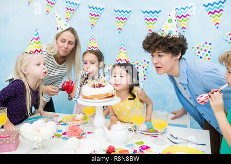 Celebrando i ragazzi festa di compleanno Foto Stock