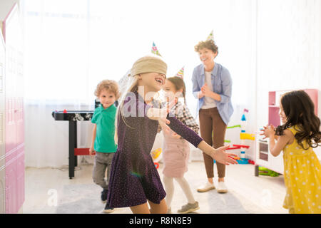 Jolly ragazza con le braccia tese a recuperare con gli amici Foto Stock