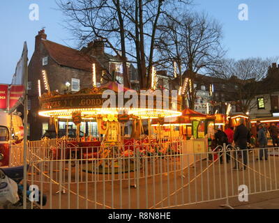 Un illuminato, festosa fiera aggiunge all'atmosfera del Natale nel centro di York per una domenica pomeriggio nel dicembre 2018 Foto Stock