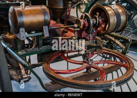 Il motore del carrello che si muove senza un cavallo. Vista posteriore di un vecchio carrello. Primo carrello senza un cavallo Foto Stock