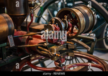 Il motore del carrello che si muove senza un cavallo. Vista posteriore di un vecchio carrello. Primo carrello senza un cavallo Foto Stock