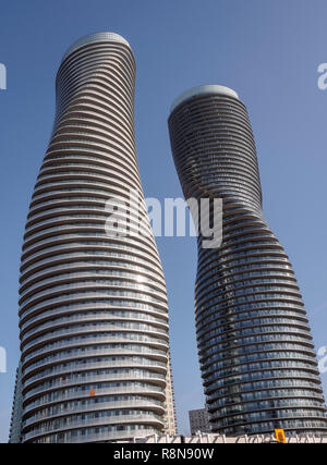 Le Torri di assoluta Condominiums Mississauga, Ontario Canada a.k.a. (Aka) Marilyn Monroe edifici durante il giorno Foto Stock