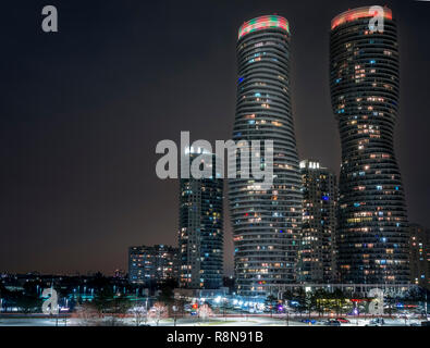 Le Torri di assoluta Condominiums Mississauga, Ontario Canada a.k.a. (Aka) Marilyn Monroe edifici durante la notte (con holiday lights) Foto Stock