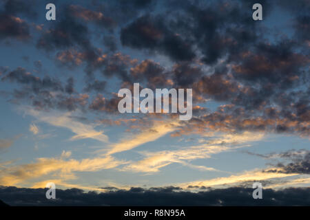 Bel tramonto e drammatiche le nuvole del cielo - nessuno Foto Stock