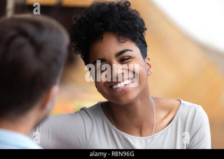 Sorridente americano africano donna che guarda l'uomo close up Foto Stock