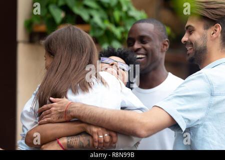 Felice incontro di due femmina migliori amici abbracciando in cafe Foto Stock