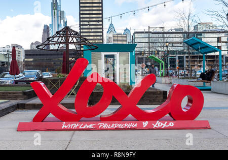 Xoxo scultura "con amore, Philadelphia" al di fuori di 30th Street Stazione Amtrak, Philadelphia, Pennsylvania, STATI UNITI D'AMERICA Foto Stock