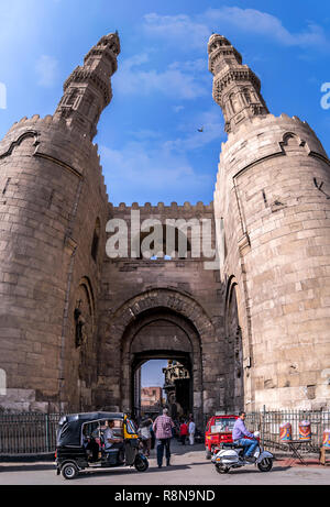 Zuweila gate nel vecchio Cairo , Bab Zuweila è uno dei restanti tre cancelli in mura della vecchia città del Cairo, capitale dell Egitto. Era anche noto Foto Stock