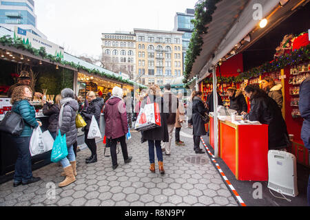 NEW YORK CITY - Dicembre 14, 2018: Vista di persone shopping di Natale presso la Union Square Greenmarket e mercato vacanze boutique di Manhattan Foto Stock