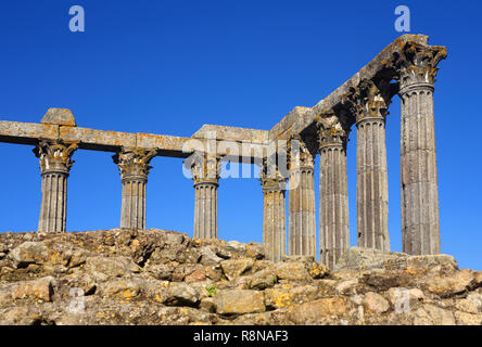 Il Portogallo, Regione Alentejo, Evora centro storico. Pietra di granito colonne di il Tempio di Diana - i resti di epoca romana sito Patrimonio Mondiale dell'UNESCO. Foto Stock