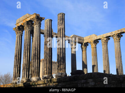 Il Portogallo, Regione Alentejo, Evora centro storico. Pietra di granito colonne di il Tempio di Diana - i resti di epoca romana sito Patrimonio Mondiale dell'UNESCO. Foto Stock