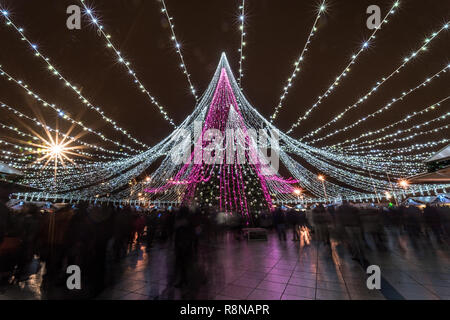VILNIUS, Lituania - 31 dicembre 2017: piazza del Duomo con l'albero di Natale di notte Vilnius Foto Stock