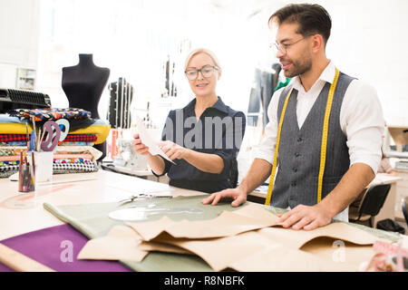 Due esperti Sarti rendendo i vestiti Foto Stock