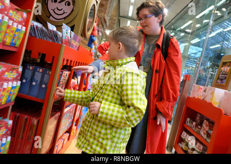 Hamleys toy shop presso la stazione di St Pancras al Kings Cross area clienti persone bambino shopping per Lego a natale a Londra REGNO UNITO KATHY DEWITT Foto Stock