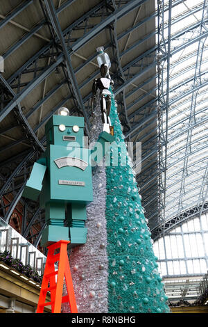 Tiffany & Co albero di Natale e il robot nel centro commerciale per lo shopping area a dalla stazione ferroviaria internazionale di St Pancras a Londra REGNO UNITO KATHY DEWITT Foto Stock