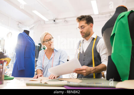 Designer di Moda a discutere di schizzi Foto Stock