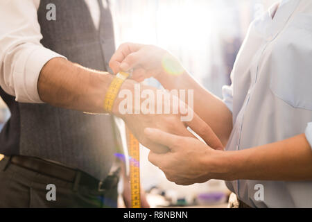 Adattare la misura polso Close Up Foto Stock