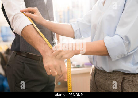 Personalizzare il client di misura stretta fino Foto Stock