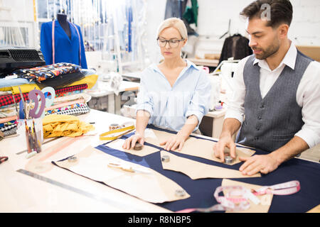 Sarti che lavorano in Atelier Studio Foto Stock