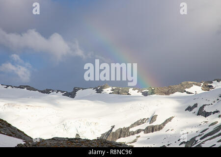 Rainbow su montagne innevate e ghiacciai, Nuova Zelanda Foto Stock