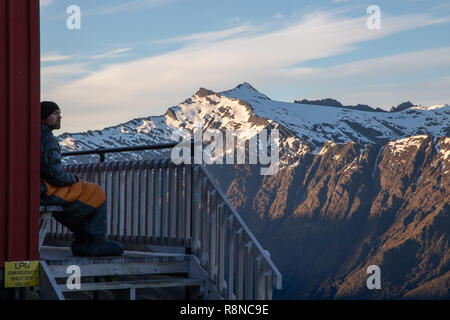 Persona presso il francese Ridge Hut, Mt Aspiring National Park, Isola del Sud, Nuova Zelanda Foto Stock