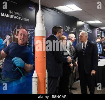 Stati Uniti Vice Presidente Mike Pence si incontra con i dipendenti della NASA per discutere la politica spaziale Direttiva 1 alle sedi della NASA 12 Dicembre 2018 a Washington, DC. Foto Stock
