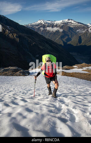 Parapendio, passeggiate nella neve, Mt Aspiring National Park, Nuova Zelanda Foto Stock