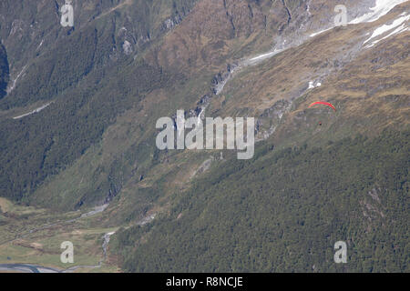 Parapendio volare in Mt Aspiring National Park, Nuova Zelanda Foto Stock