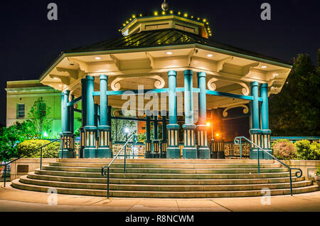 La piazza di Decatur gazebo e palco per spettacoli è raffigurato di notte, Giugno 4, 2014, in Decatur, Georgia. Foto Stock