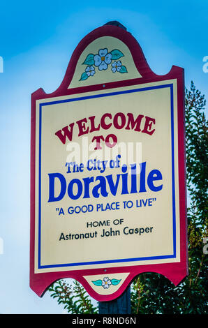 Un cartello stradale avvisa i driver su Buford Highway che stanno entrando in Doraville, 7 giugno 2014, in Doraville, Georgia. Foto Stock