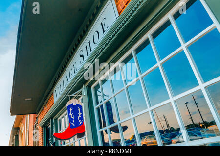 Villaggio scarpa è uno dei tanti localmente-imprese di proprietà di trova nel centro cittadino di Tucker, Georgia. Il business è stato istituito nel 1969. Foto Stock