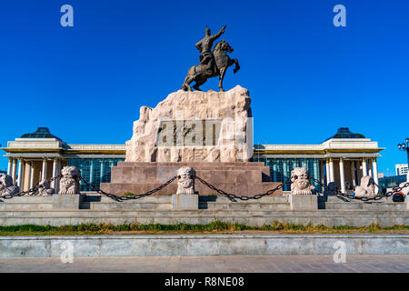 Statua di mongola eroe rivoluzionario Sukhbaatar nella piazza Sukhbaatar o Gengis Khan quadrato con il Parlamento in background a Ulaanbaatar Foto Stock